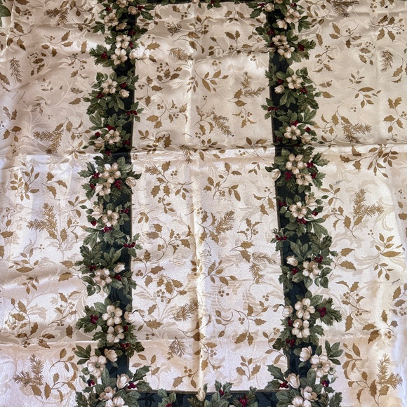 NWOT Christmas Rectangular Table Cloth Flowers Holly Berries Green Cream Gold - Picture 3 of 9